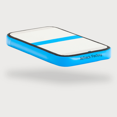 Dreiviertelansicht des blauen AirBoard von AirTrack Factory, ein praktisches Trainingsgerät, verfügbar bei Pure Gymnastics.
