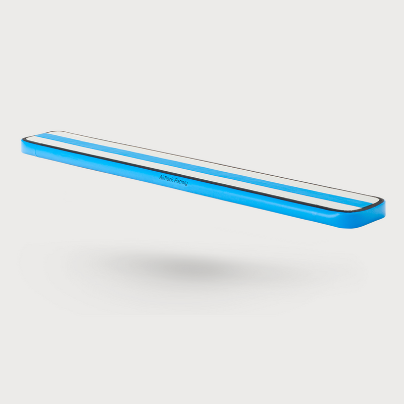AirTrack Factory AirBeam, ein blaues aufblasbares Balance-Trainingsgerät zur Steigerung der Gleichgewichtskontrolle.