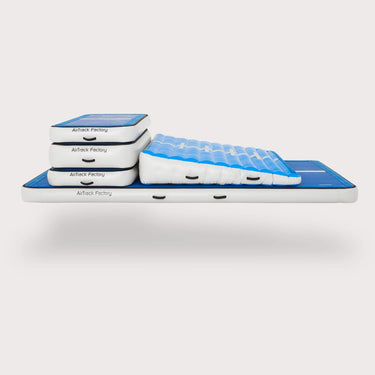 Seitenansicht des AirJump Sets von AirTrack Factory, demonstriert die Modularität und Flexibilität der Matten für Gymnastikübungen.