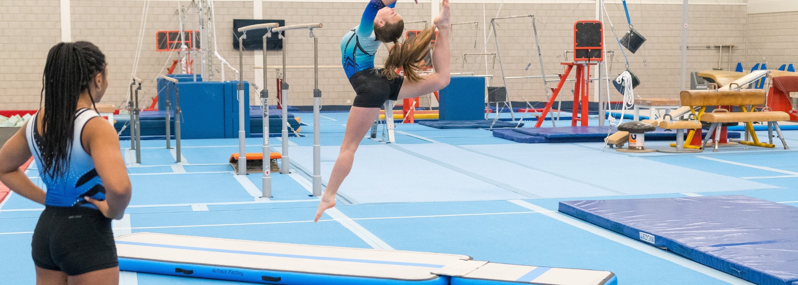 Perfektioniert euer Turntraining mit AirTracks für Vereine. Entdeckt auf Puregymnastics.de, wie unsere AirTrack Factory Produkte die Leistung und Sicherheit im Turnen revolutionieren.